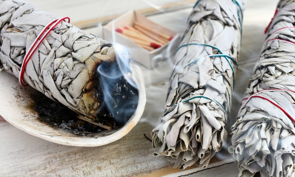 How to Make a Sage Smudge Stick