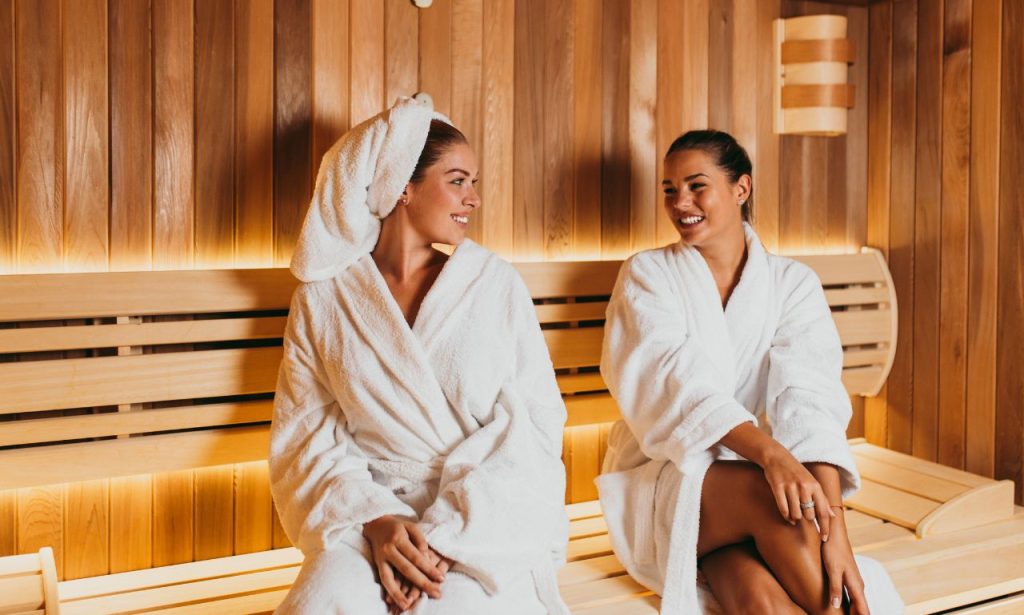  what to wear in a steam room