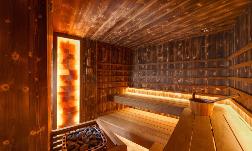  what to wear in a steam room